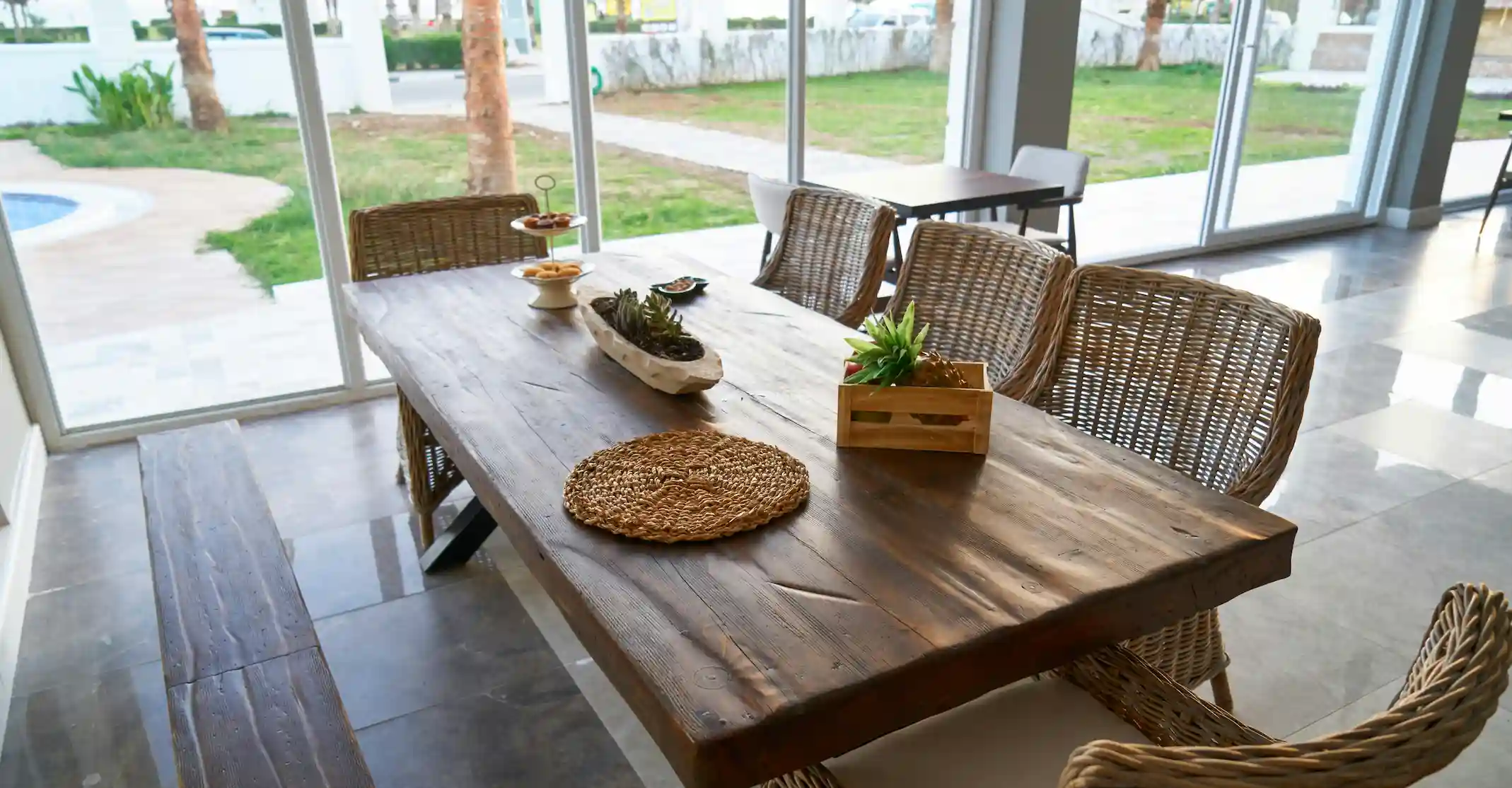 Salon lumineux d’un Airbnb éco-friendly avec matériaux naturels