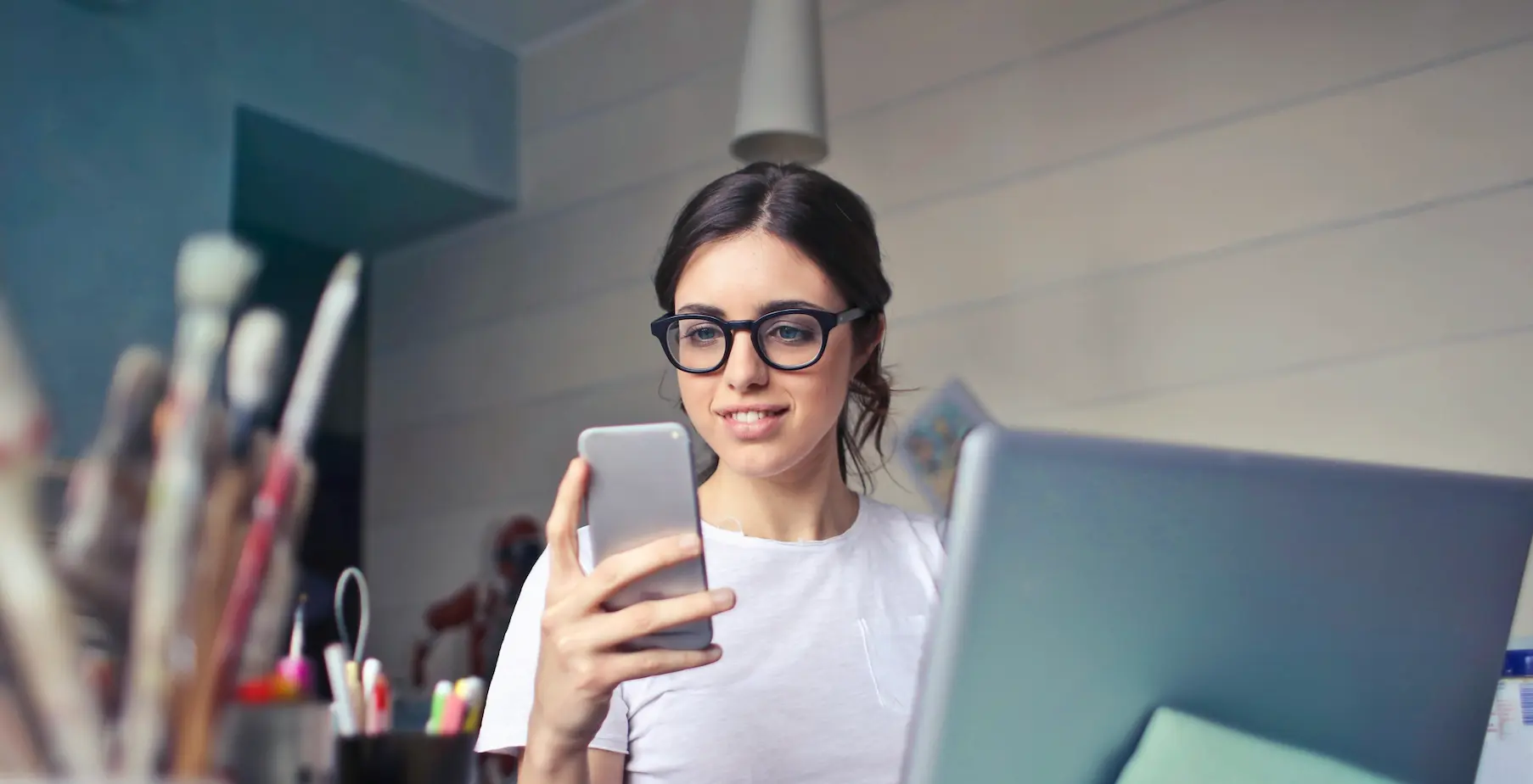 Hôte qui gère une annulation dernière minute Airbnb sur son téléphone