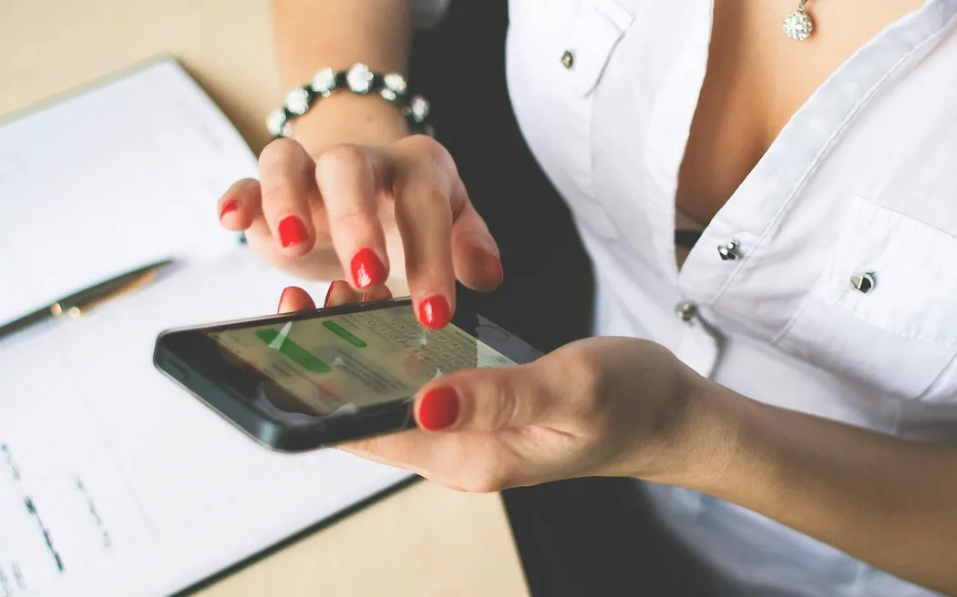 avis positifs Airbnb - hôte qui envoie un message de demande d’avis depuis son téléphone
