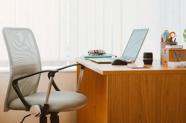 équipements indispensables Airbnb - bureau avec fauteuil confortable et Wi-Fi prêt pour le télétravail