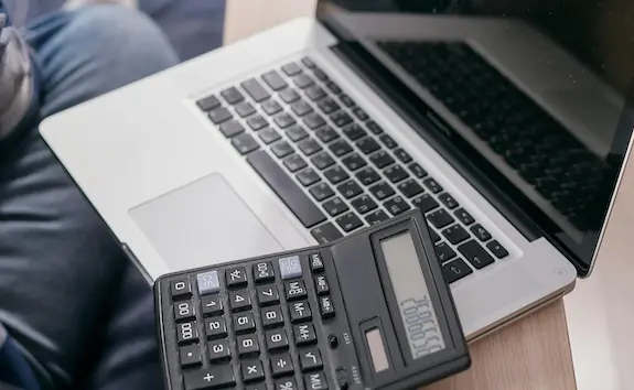 erreurs qui font perdre de l’argent sur Airbnb - calcul de rentabilité sur une feuille