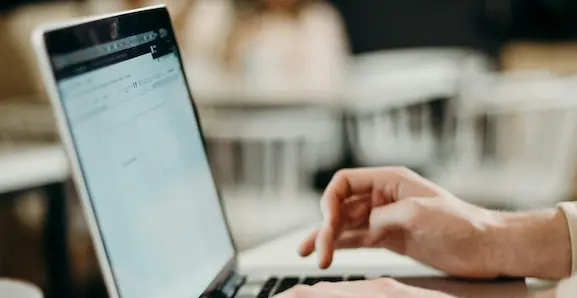 erreurs qui font perdre de l’argent sur Airbnb - hôte devant un calendrier de réservations