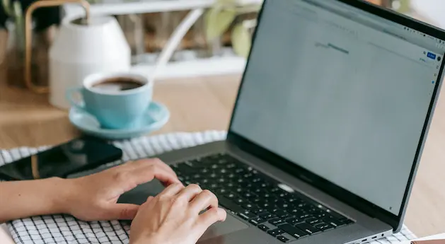 Hôte qui ajuste son prix Airbnb selon saison et événements