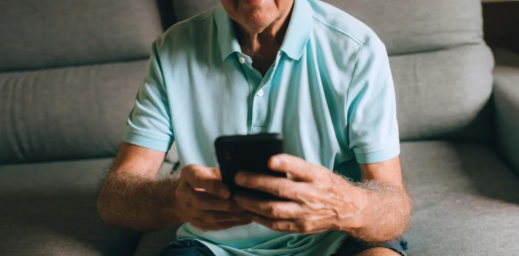 message accueil Airbnb - hôte qui envoie un rappel d’arrivée depuis son téléphone