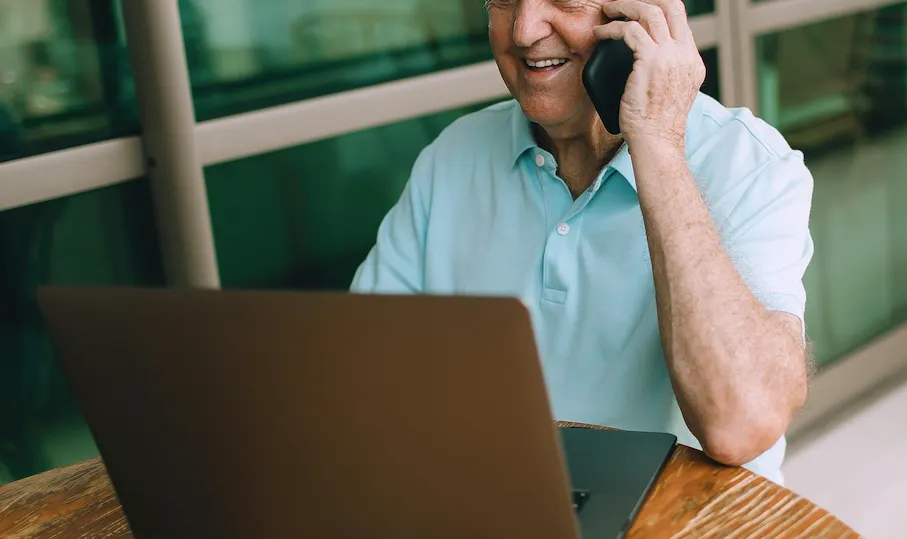 message accueil Airbnb - conversation chaleureuse sur smartphone entre hôte et voyageur
