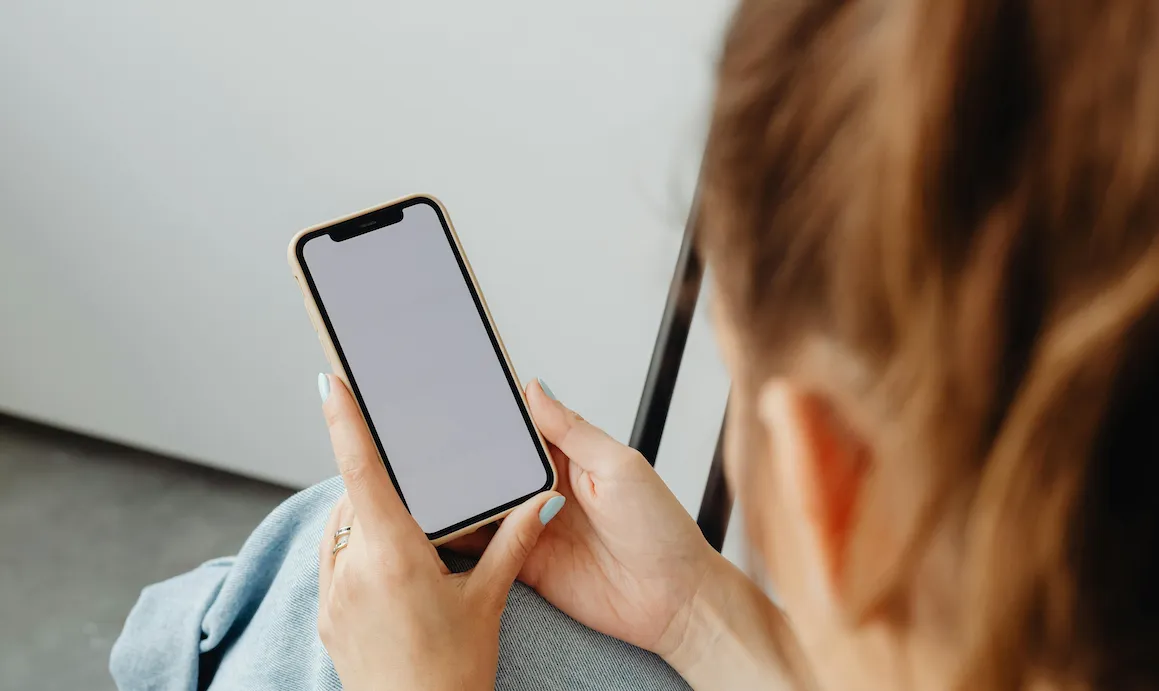 message accueil Airbnb - hôte qui écrit un message sur son ordinateur