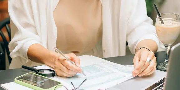 alt="micro-BIC ou réel - calcul fiscalité Airbnb et choix régime"