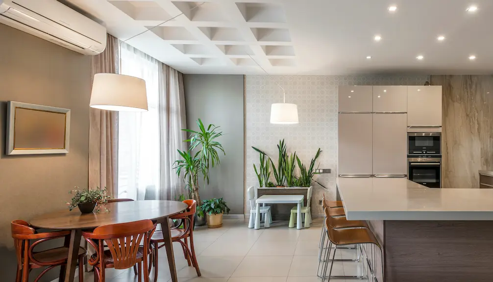 optimiser annonce Airbnb - hôte qui prépare les photos de son salon