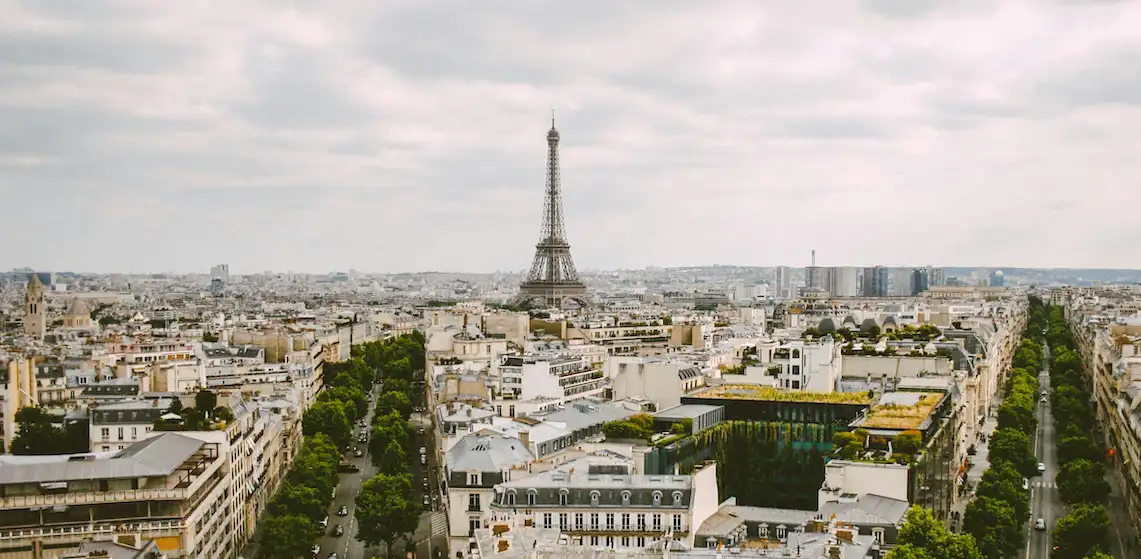 prix moyen Airbnb par ville en 2026 - vue aérienne d’une ville française avec logements et repères de prix