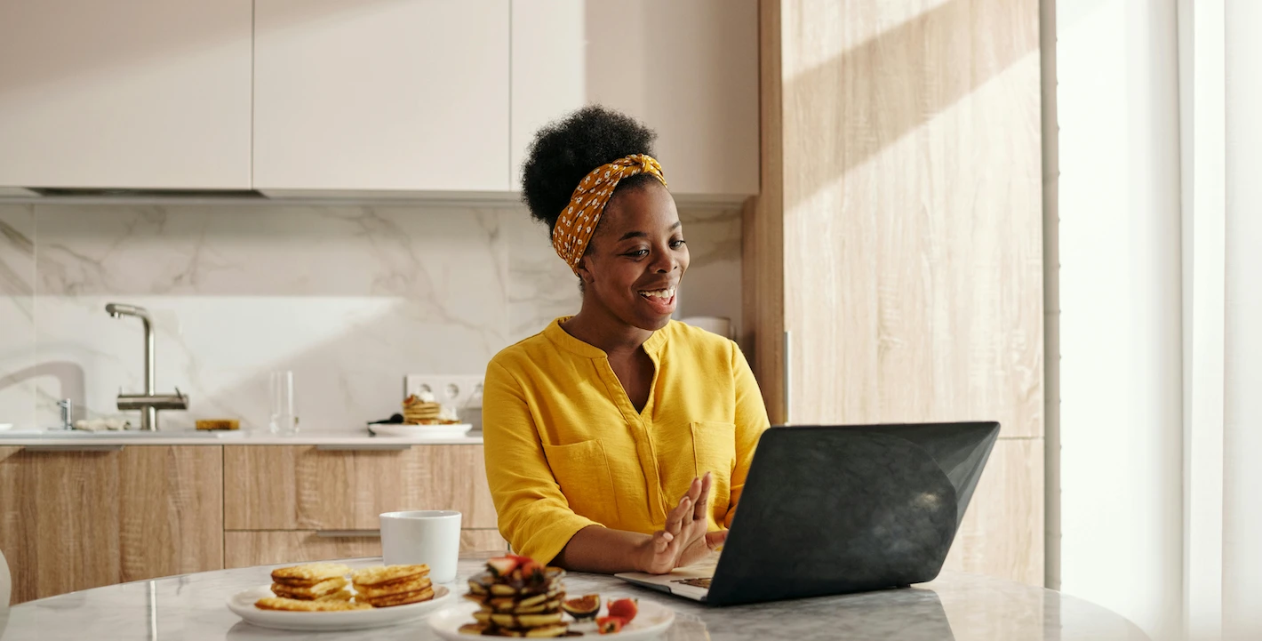 protéger son logement Airbnb - propriétaire rassuré par ses avis positifs