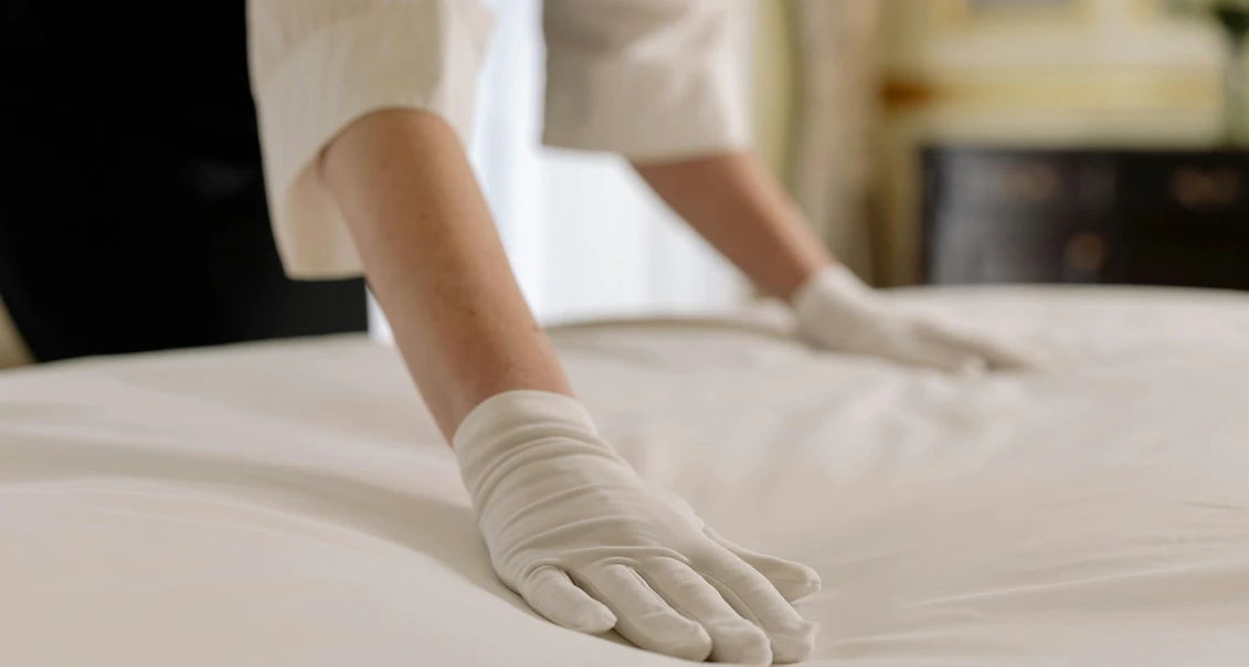 première location Airbnb - propriétaire qui prépare la chambre et la literie avant l’arrivée des premiers voyageurs