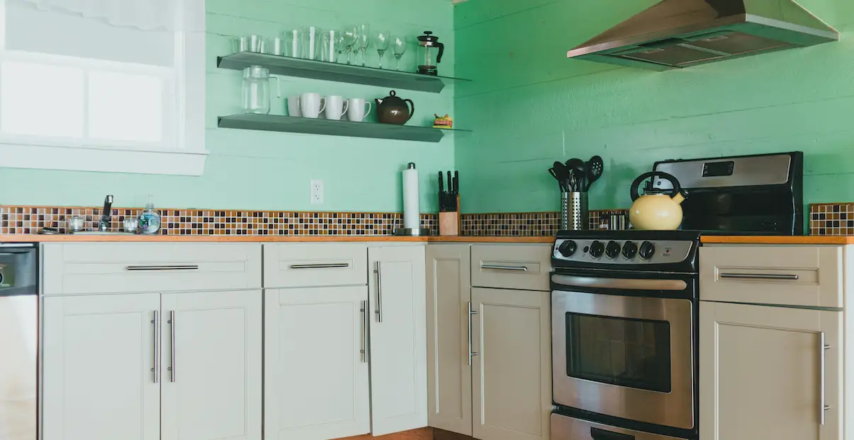 première location Airbnb - détail de la cuisine équipée prête pour les voyageurs