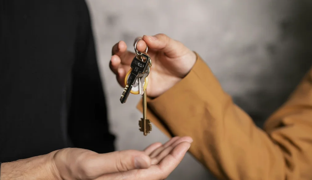 première location Airbnb - propriétaire qui prend les clés de son premier logement en gestion