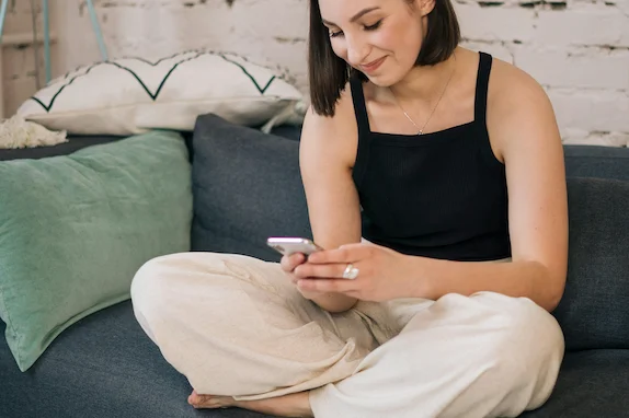voyageur Airbnb difficile - hôte qui envoie un message calme via l’application pour gérer une situation problématique