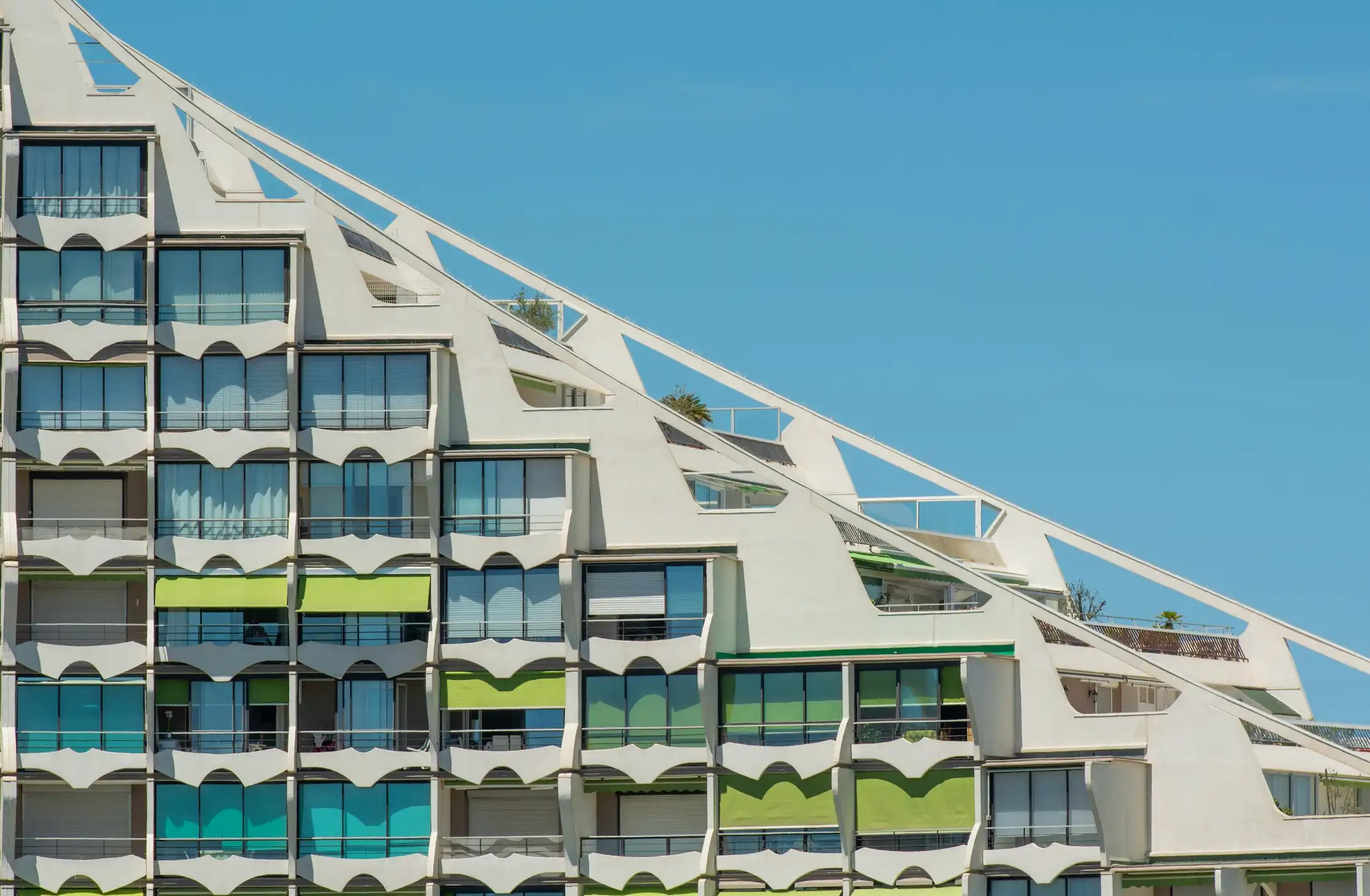 Photo des pyramides de La Grande-Motte en bord de mer, illustrant nos services de conciergerie Airbnb et gestion locative courte durée.