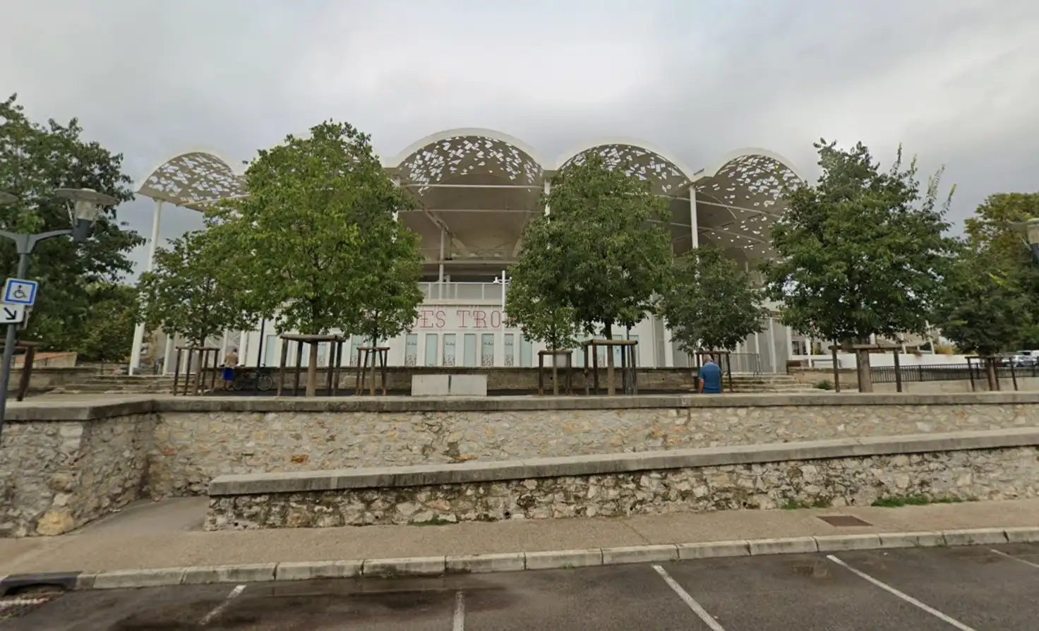Vue du centre historique de Lunel, illustrant notre service de conciergerie Airbnb et de gestion locative courte durée.