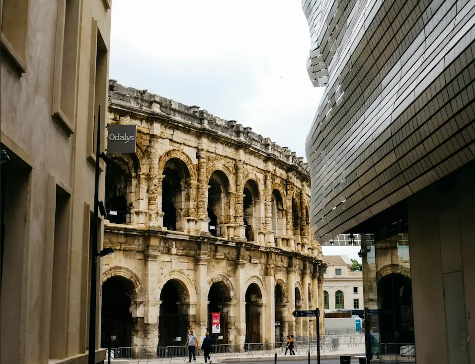 Photo de Nîmes avec les Arènes, illustrant notre service de conciergerie Airbnb et gestion locative courte durée.