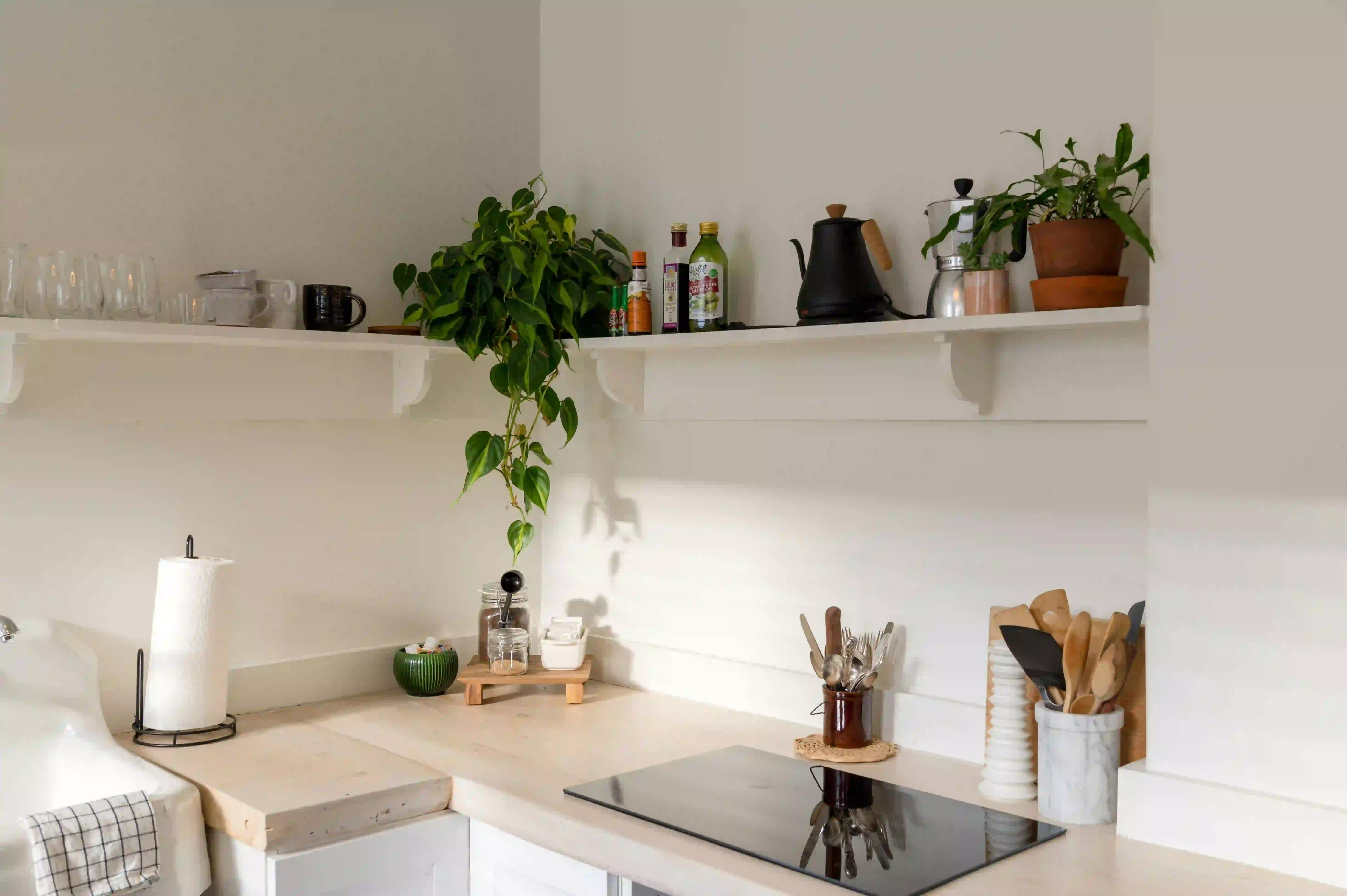Cuisine entièrement nettoyée après séjour, représentant le service de ménage hôtelier et de gestion du linge assuré par Halo Butler pour les locations saisonnières à Montpellier.