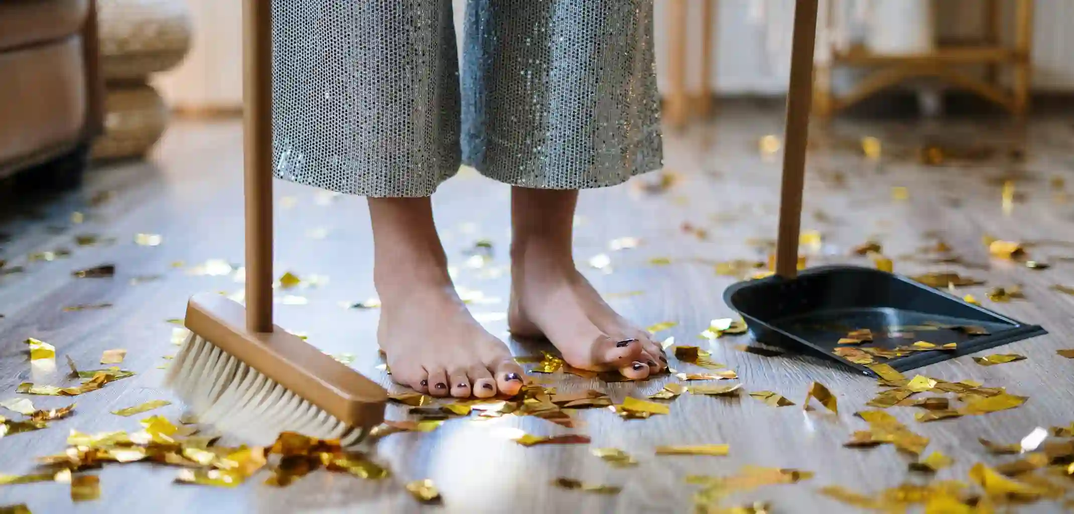 prévenir les fêtes Airbnb - hôte qui accueille des voyageurs dans un salon lumineux