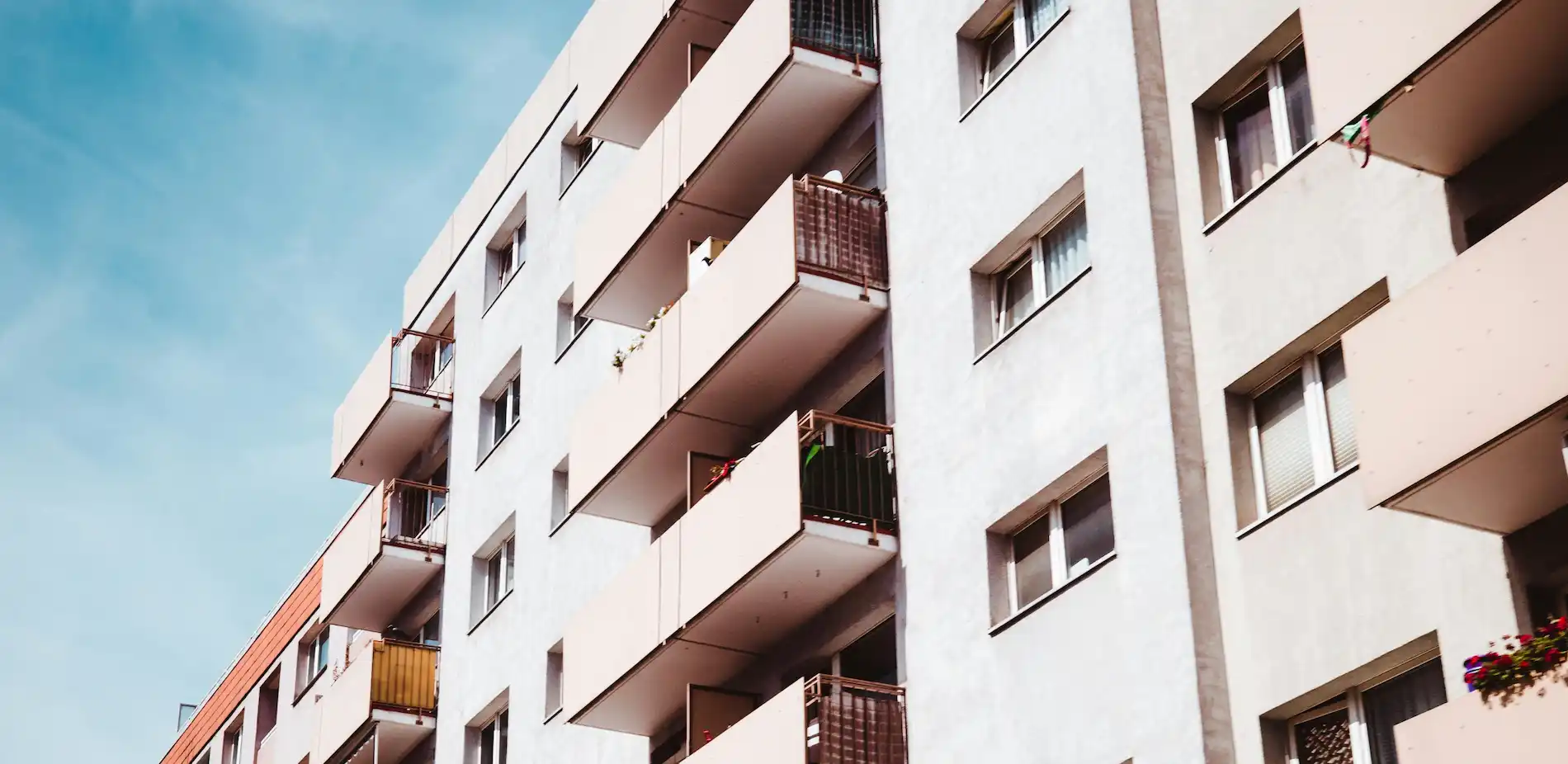 prévenir les fêtes Airbnb - immeuble résidentiel calme de nuit