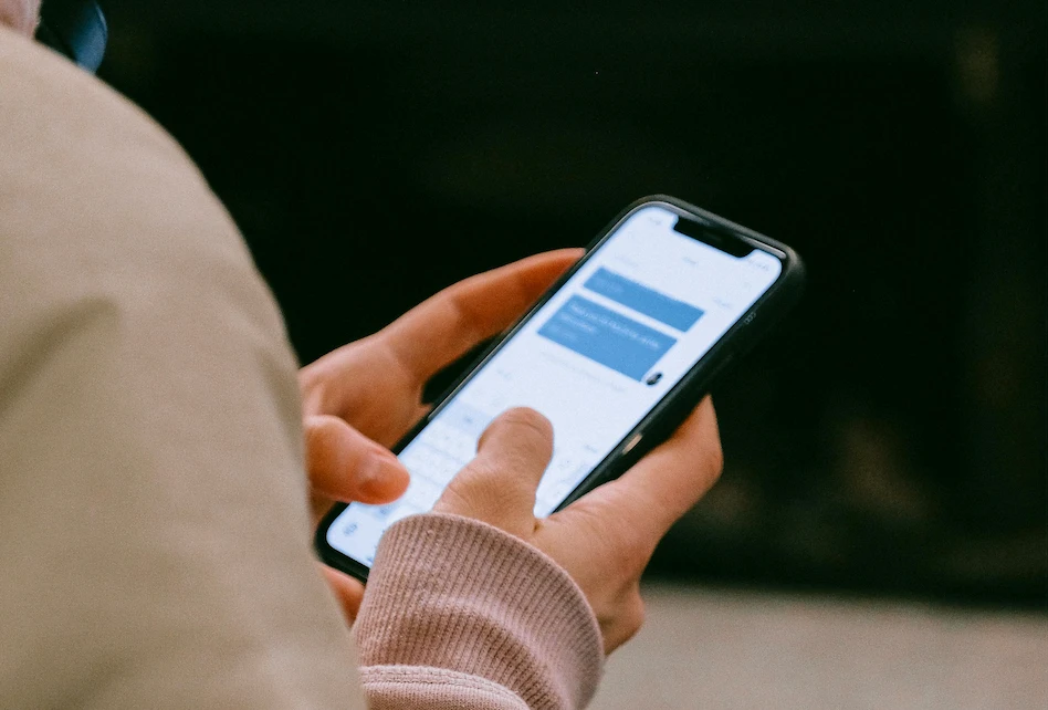 Réactivité de la conciergerie Halo Butler, messages traités rapidement sur smartphone.